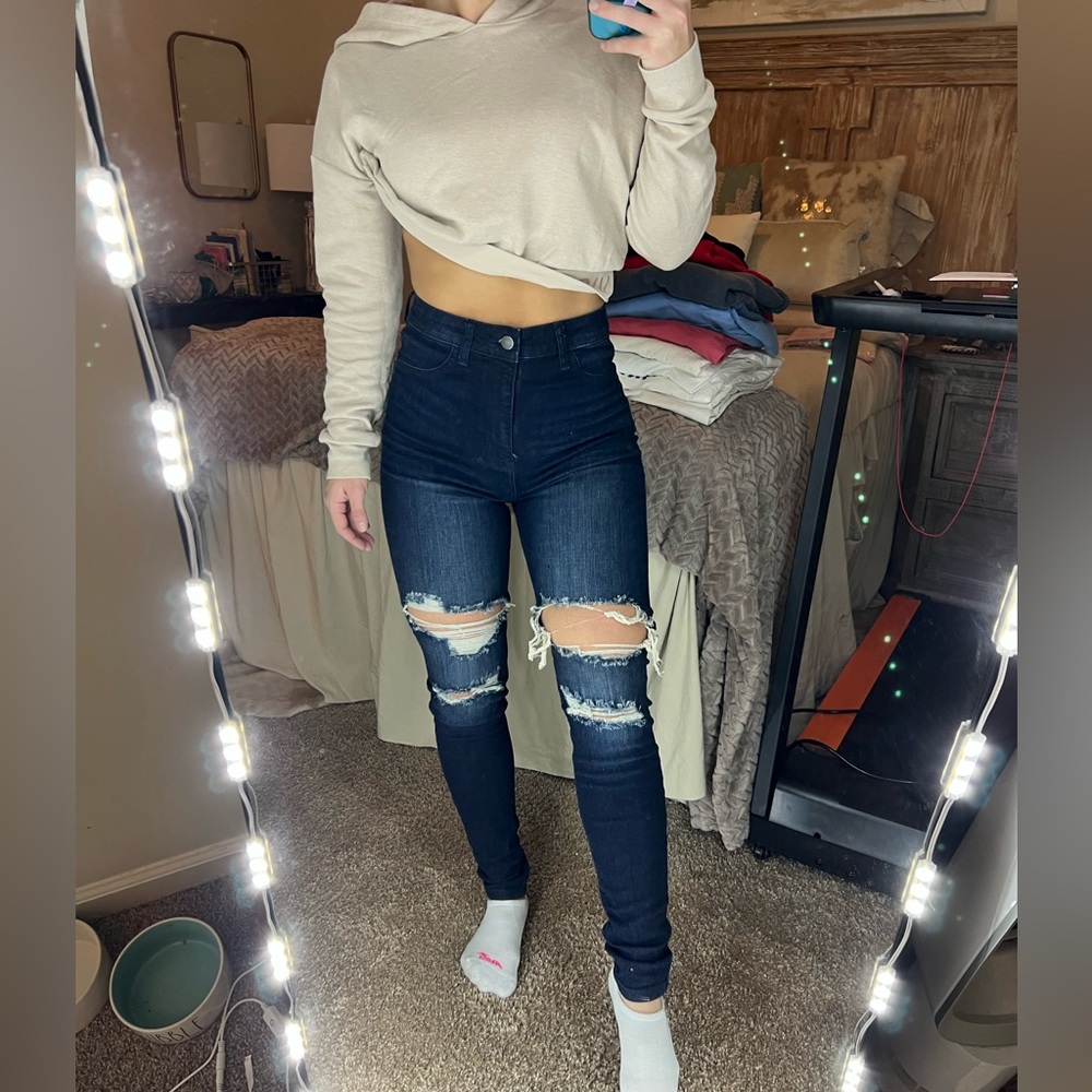 FashionNova sz 7 distressed jeans